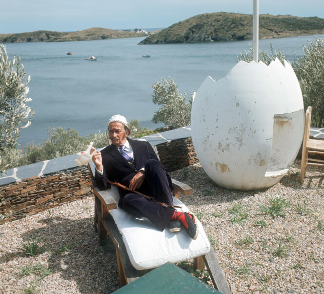 Le peintre Salvador Dali (1904-1989), sur le toit de sa maison, à Cadaqués (Espagne), en septembre 1968.