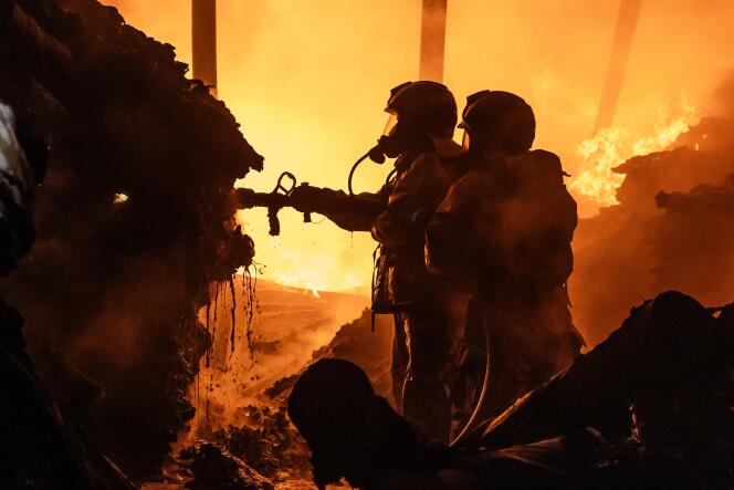 Des pompiers interviennent après l’explosion dans le quartier d’Embakasi, à Nairobi, le 2 février 2024.