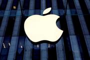 Le logo de la société Apple à l’entrée d’un Apple Store, à Manhattan, à New York, le 16 octobre 2019. 