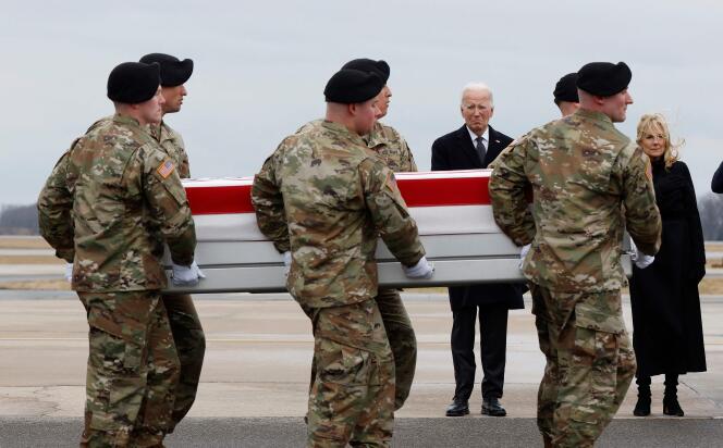 Le président américain, Joe Biden, et la première dame, Jill Biden, rendent hommage à trois militaires américains tués en Jordanie. A la base aérienne de Dover (Delaware), le 2 février 2024.