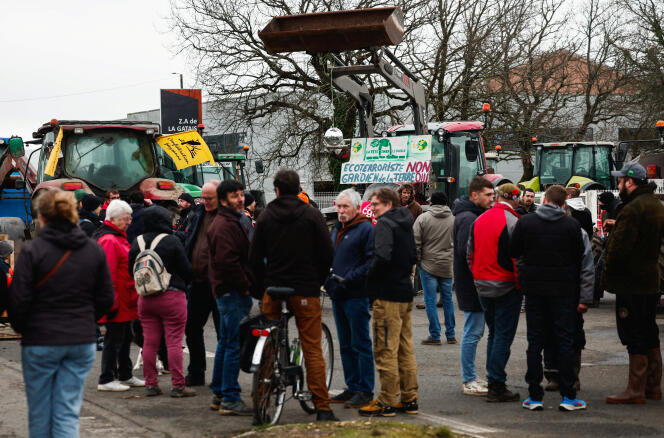 Des agriculteurs français bloquent un centre de distribution Edouard Leclerc à Saint-Etienne-de-Montluc près de Nantes, en France, le 2 février 2024. 