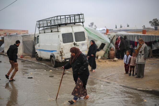 Des Palestiniens dans un camp de fortune sous une pluie diluvienne à Rafah, dans le sud de la bande de Gaza, le 2 février 2024. 