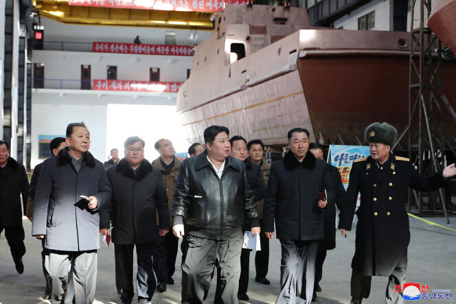 Una fotografía de la agencia de noticias oficial de Corea del Norte muestra a Kim Jong-un visitando el astillero de Nampo el 2 de febrero de 2024.