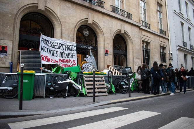 Des étudiants, mécontents du retour du directeur Mathias Vicherat, bloquent l’entrée du bâtiment historique de Sciences Po, rue Saint-Guillaume à Paris, le 29 janvier 2024.
