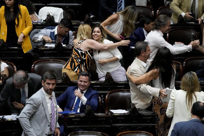 I deputati celebrano il voto di principio sulle riforme normative effettuato dal presidente argentino Javier Miley a Buenos Aires il 2 febbraio 2024. 