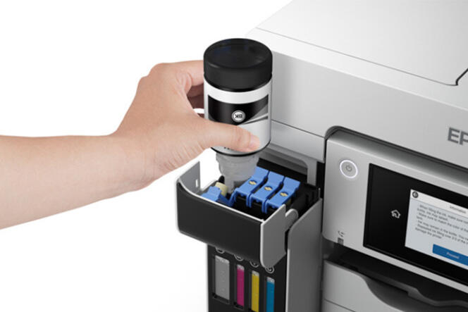 Les imprimantes à réservoirs d’encre peuvent être rechargées, comme ici avec l’Epson ET-5850.