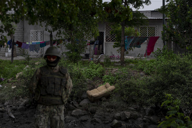 Un militaire lors d’une opération de contrôle des armes et des subsistances illicites, sur l’île Trinitaria, à Guayaquil (Equateur), le 20 janvier 2024.