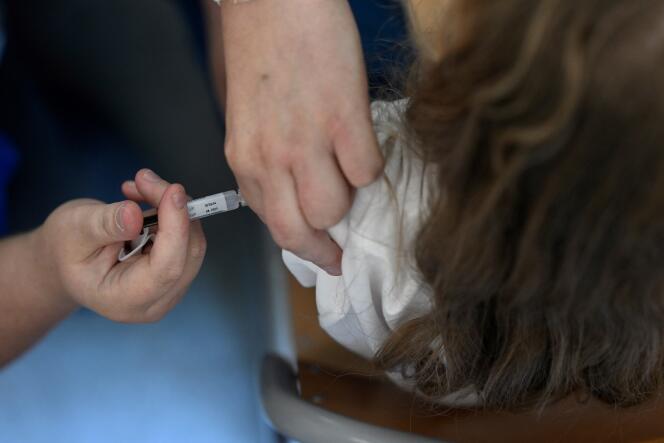Injection d’une dose de vaccin contre le papillomavirus humain au collège Théodore-Monod à Vern-sur-Seiche, dans la banlieue de Rennes, le 9 octobre 2023. 
