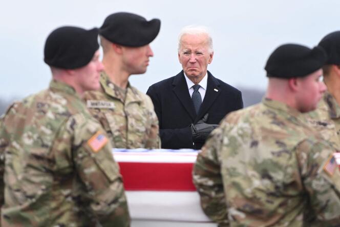 Joe Biden assiste alla restituzione dei corpi di tre soldati americani uccisi durante un attacco di droni in Giordania, alla base aerea di Dover (Delaware), il 2 febbraio 2024.