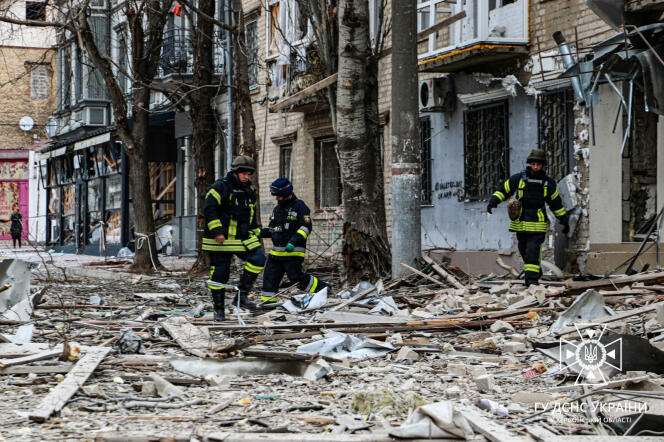 Cette photo prise et diffusée par les services d’urgence ukrainiens le 2 février 2024 montre des sauveteurs travaillant à l’extérieur d’un bâtiment endommagé à la suite d’une frappe aérienne sur le centre de la ville ukrainienne de Kherson. 