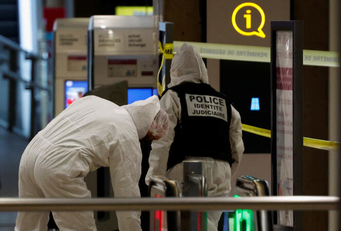 Des agents de la police scientifique travaillent sur le site de l’attaque, gare de Lyon, à Paris, samedi 3 février 2024.