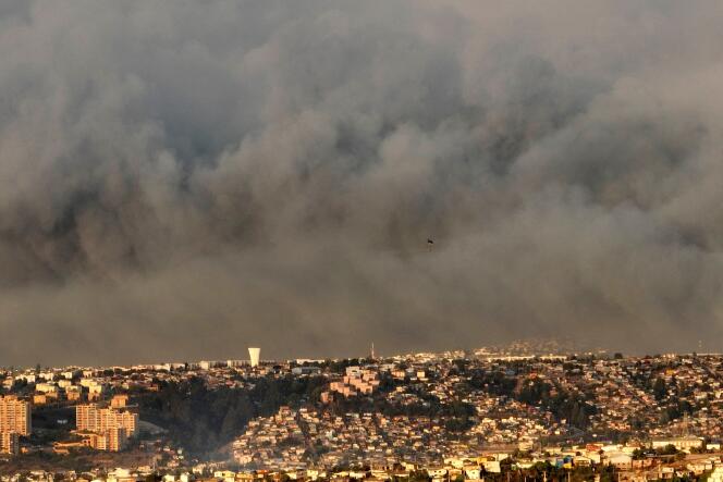 Un nuage de fumée suite à des feux de forêt à Vina del Mar (Chili), le 2 février 2024.