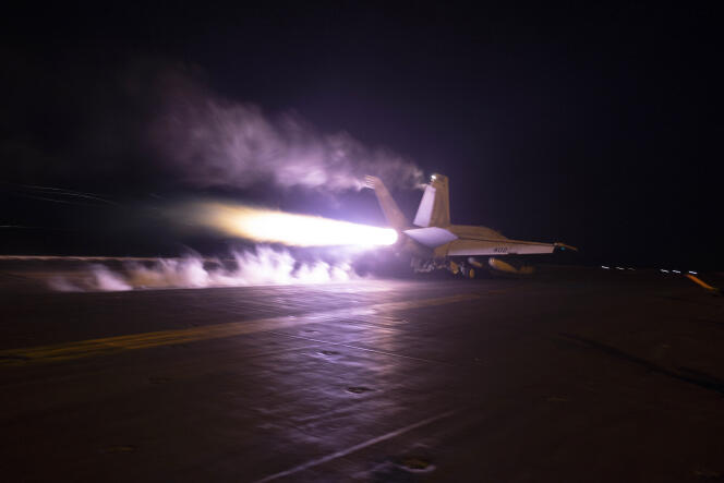 Un avion lancé depuis le navire américain USS Dwight D. Eisenhower lors d’opérations aériennes en mer Rouge, le 22 janvier 2024.