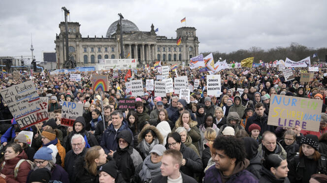 Des manifestants défilent le 3 février 2024 devant le Parlement allemand, à Berlin, contre l’extrême droite.