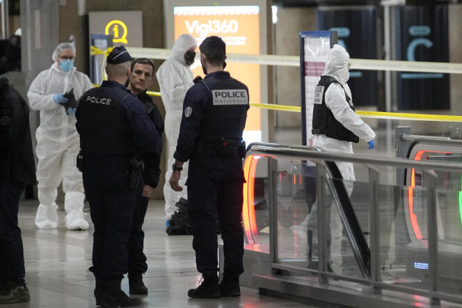 Des enquêteurs de la police à la gare de Lyon, à Paris, après l’attaque au couteau le samedi 3 février 2024.