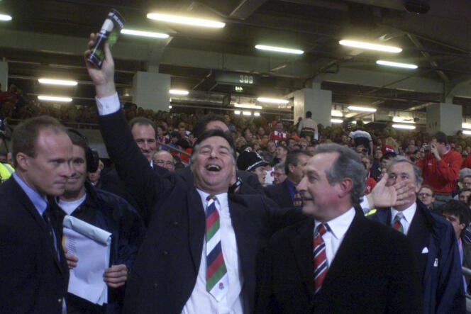 Barry John (centro) y Gareth Edwards (derecha) en la ceremonia inaugural de la Copa Mundial de Rugby en Cardiff en 1999.