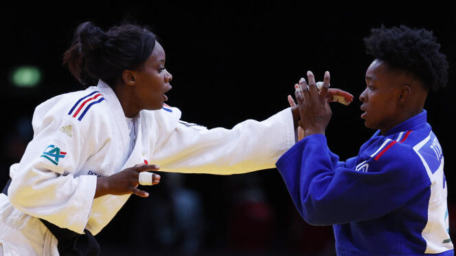 Madeleine Malonga y Audrey Tcheuméo durante su pelea en la categoría − 78 kg, en el Grand Slam de París, en el Accor Arena, el 4 de febrero de 2024.