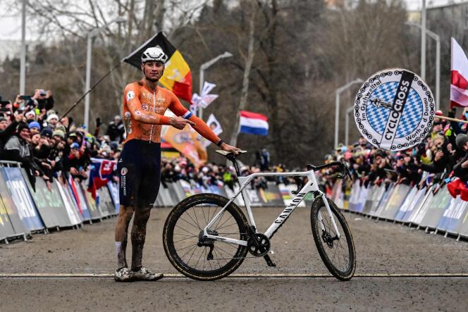 Mathieu van der Poel celebra su victoria en el campeonato mundial de ciclocross en Tabor (República Checa), el 4 de febrero de 2024.