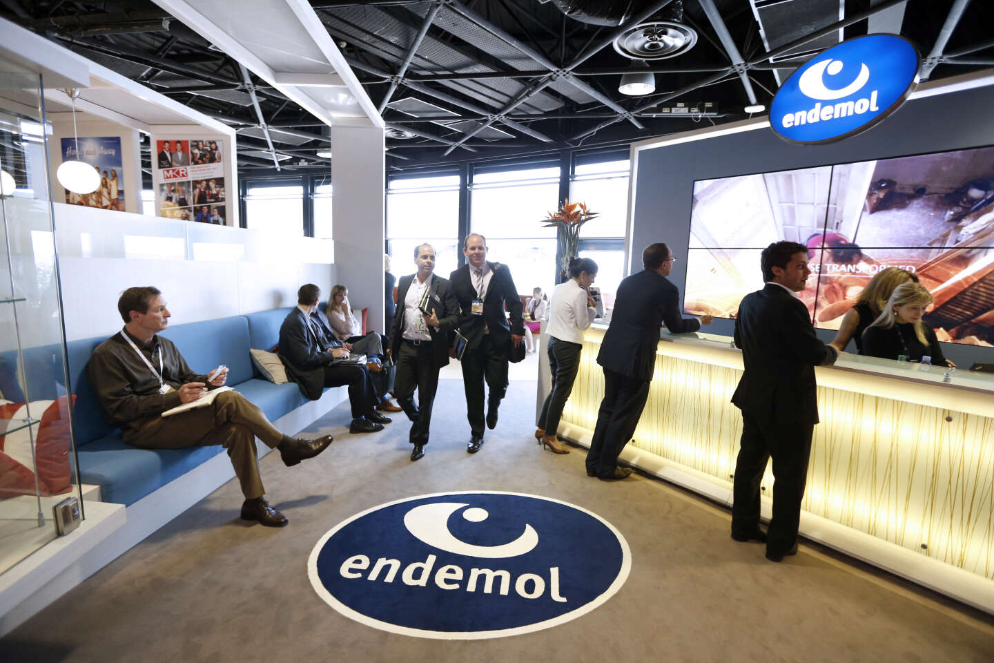 Endemol kondigt de opening aan van een onderzoek naar de aanwezigheid van exemplaren van de extreemrechtse krant Rivarol in de ether
