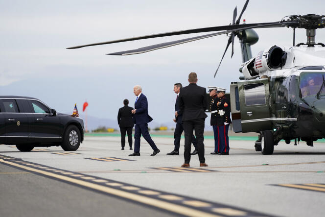 Joe Biden, a su llegada a la pista del aeropuerto de Santa Mónica, cerca de Los Ángeles (California), el 3 de febrero de 2024.