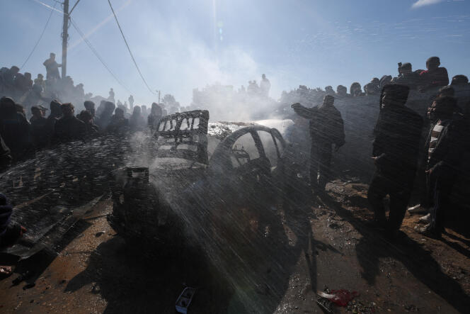 Des Palestiniens se rassemblent autour d’une voiture touchée par un bombardement israélien, à Rafah, dans le sud de la bande de Gaza, le 4 février 2024.