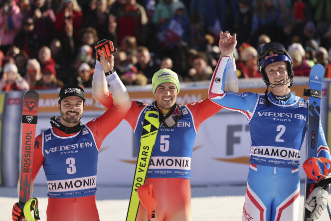 Loïc Meillard, Daniel Yule y Clément Noël después del slalom de Chamonix, 4 de febrero de 2024.
