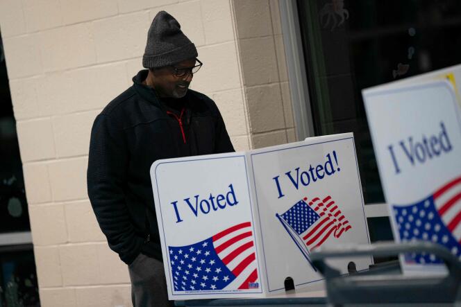 Un électeur vote lors de la primaire démocrate dans un bureau de West Columbia, en Caroline du Sud, le 3 février 2024.
