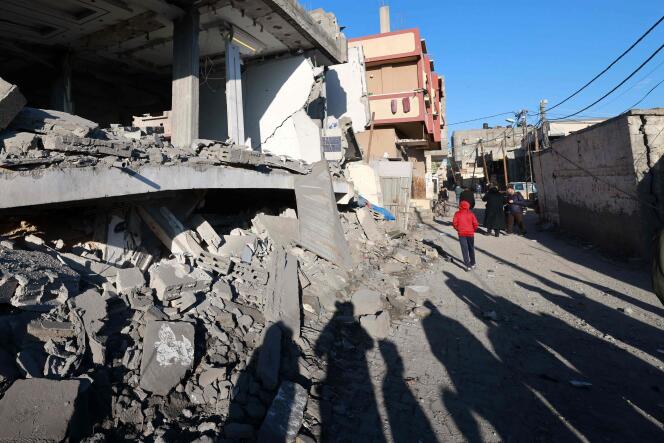La gente observa la devastación de un edificio causada por un bombardeo israelí, el 4 de febrero de 2024, mientras continúan los combates entre Israel y el grupo palestino Hamás.