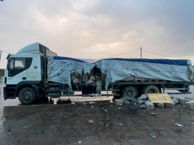 Un camion transportant de la nourriture qui, selon Thomas White, le directeur des affaires de l’UNRWA à Gaza, a été touché par des tirs de la marine israélienne, à un endroit indiqué comme Gaza, dans le cadre du conflit entre Israël et le Hamas.