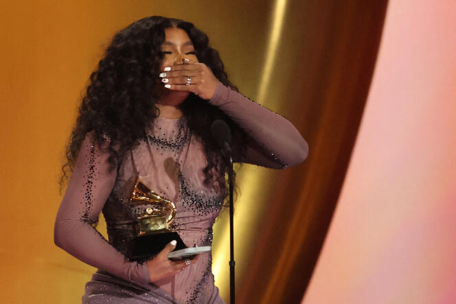 La chanteuse SZA reçoit le titre de meilleure chanson R&B pour son titre « Kill Bill », lors de la 66ᵉ cérémonie annuelle des Grammy Awards à la Crypto.com Arena de Los Angeles, le 4 février 2024.