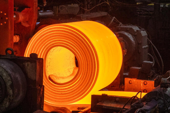 Un rouleau d’acier quitte la chaîne de production de l’usine sidérurgique intégrée de Tata Steel, à Port Talbot, dans le sud du Pays de Galles, le 15 août 2023.