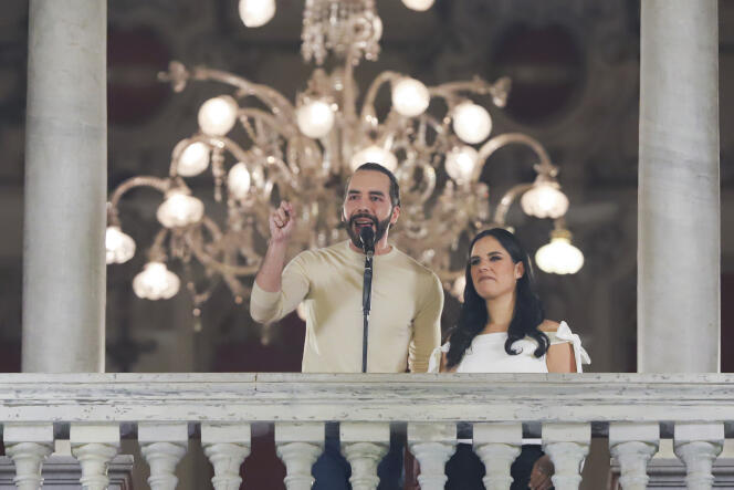 Le président salvadorien, Nayib Bukele, accompagné de son épouse, Gabriela Rodriguez, s’adresse à ses partisans depuis le balcon du palais présidentiel à San Salvador, après sa réélection pour un nouveau mandat de cinq ans, dimanche 4 février 2024.