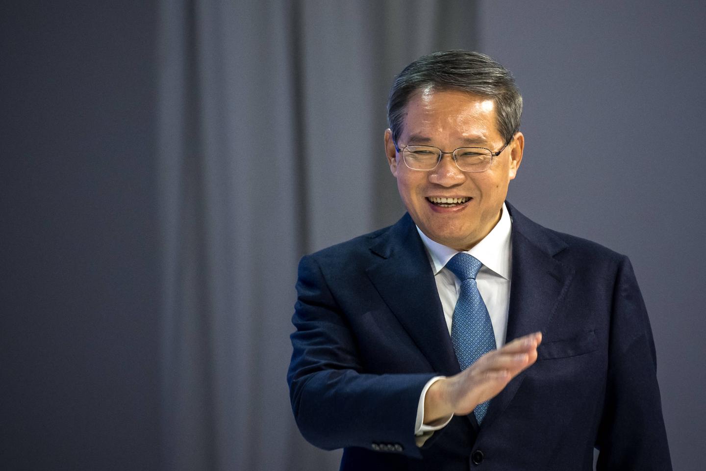 China signals openness amid economic decline, yet fails to convince