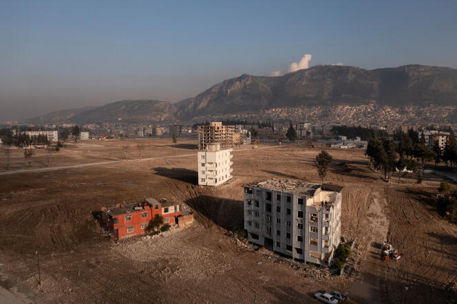 Un'area residenziale è stata quasi completamente distrutta dal terremoto del 6 febbraio 2023, nella provincia di Hatay (Turchia), il 2 febbraio 2024. 