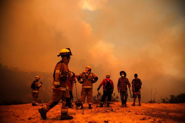 Des pompiers dans les collines de la commune de Quilpué, dans la région de Valparaiso, au Chili, le 3 février 2024. 
