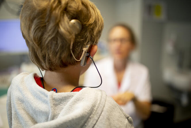 Un enfant équipé d’un implant cochléaire, en consulation avec Natalie Loundon, responsable de l’unité d’audiophonologie pédiatrique et d’implants cochléaires à Necker-Enfants Malades (AP-HP), à Paris, en 2018.
