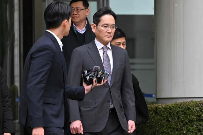 Lee Jae-yong quitte le tribunal central de Séoul après le rendu du verdict dans l’affaire de la fusion controversée de 2015, le 5 février 2024.