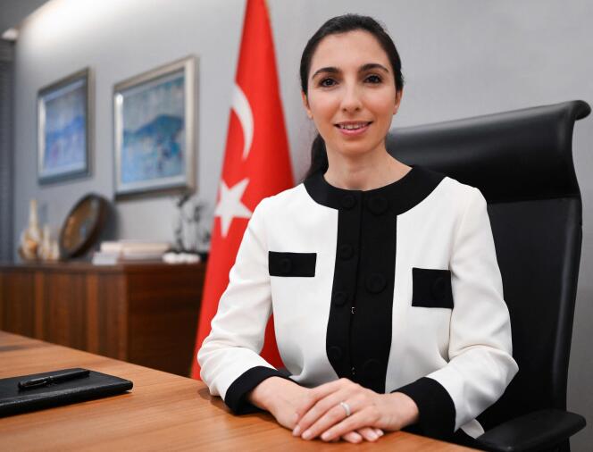 Hafize Gaye Erkan dans son bureau, lors de son premier jour à la tête de la banque centrale turque, le 9 juin 2023, à Ankara.