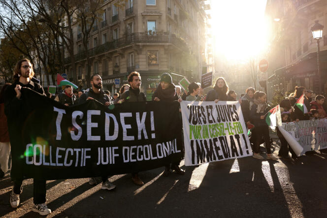 Des membres du collectif juif décolonial Tsedek ! lors de la marche pour le cessez-le-feu dans la guerre entre Israël et le Hamas, à Paris, le 17 décembre 2023.
