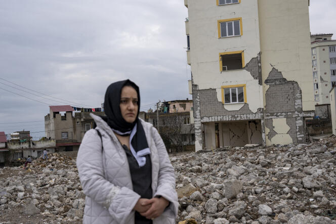 Tuba Erdemoglu, 35 ans, sur les décombres de son immeuble à Kahramanmaras (Turquie), le 18 janvier 2024.
