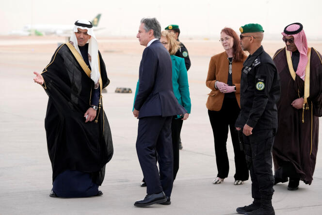 Le secrétaire d’Etat américain, Antony Blinken, effectue son cinquième voyage au Proche-Orient depuis le début de la guerre entre Israël et le Hamas, le 7 octobre. Après Ryad, il doit se rendre au Qatar, en Egypte, en Israël et en Cisjordanie occupée.