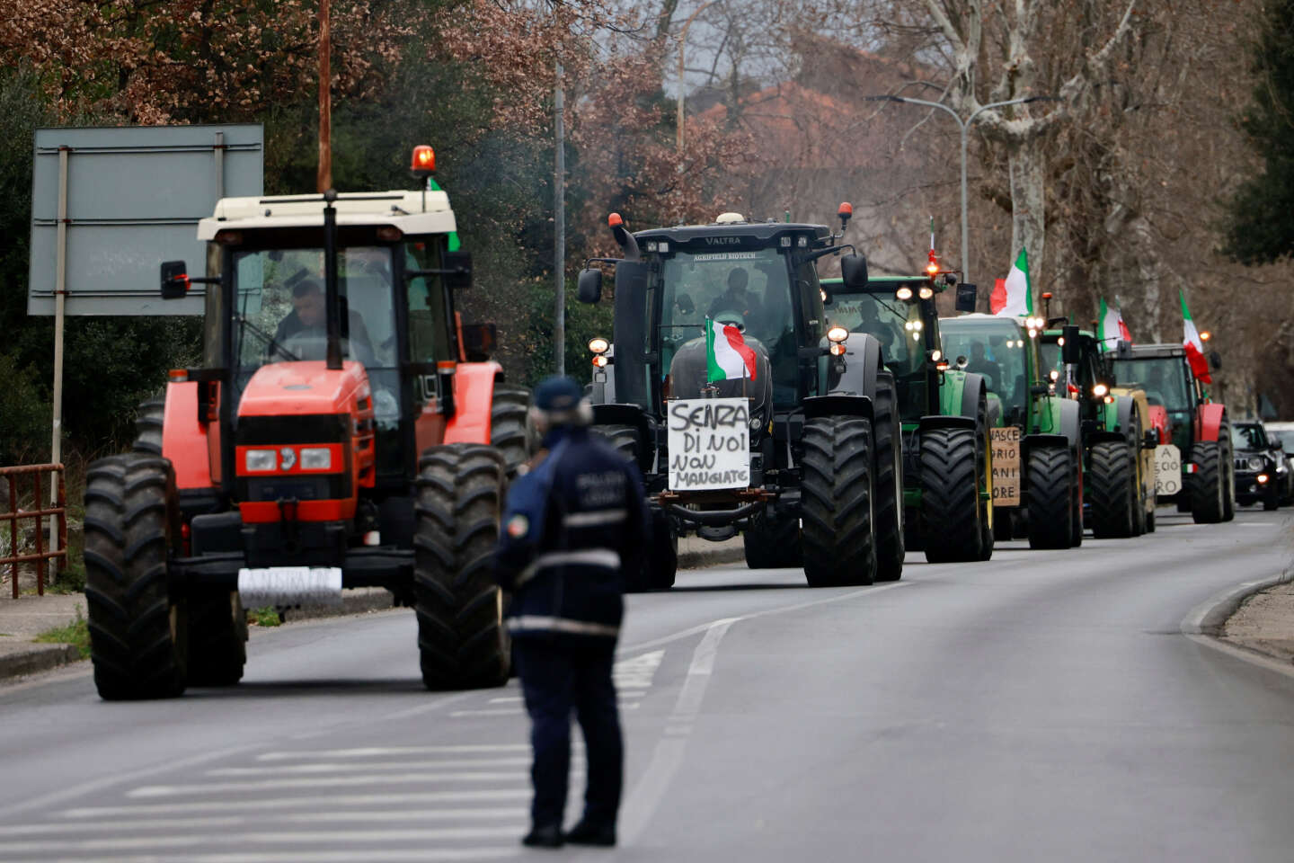 In Italia, dozzine di contadini accorsero a Roma per chiedere salari migliori
