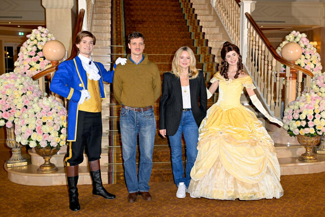 Niels Schneider and Virginie Efira à Disneyland Paris, le 3 février.