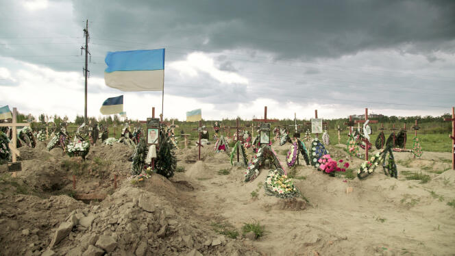 Un cimetière en Ukraine dans « Ukraine. Sur les traces des bourreaux », une enquête de Manon Loizeau et Ksenia Bolchakova.