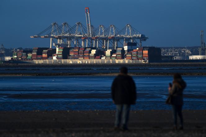 Un porte-conteneurs au terminal du port du Havre, en Seine-Maritime, depuis une plage de Honfleur (Calvados), le 28 décembre 2023.
