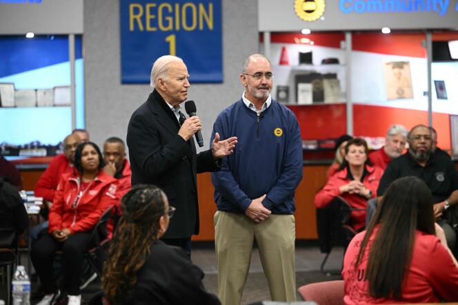 Le président américain, Joe Biden, aux côtés du président de l’UAW, Shawn Fain, lors d’une visite d’une permanence du syndicat près de Détroit (Etat du Michigan), le 1er février 2024. 