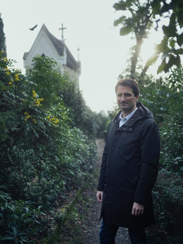 Benoît Gallot, the curator of the Père-Lachaise cemetery, in the middle of Chemin des Chèvres, an ideal spot for wildlife observation, January 29, 2024.