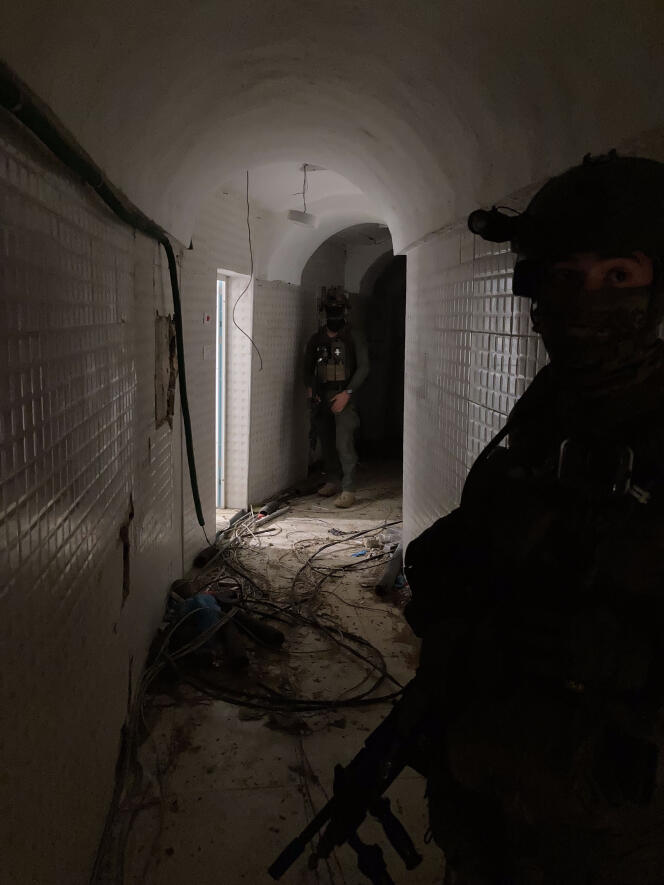 Soldados israelíes muestran a los periodistas parte de los túneles que descubrieron en Khan Younes, en la Franja de Gaza, el 4 de febrero de 2024.