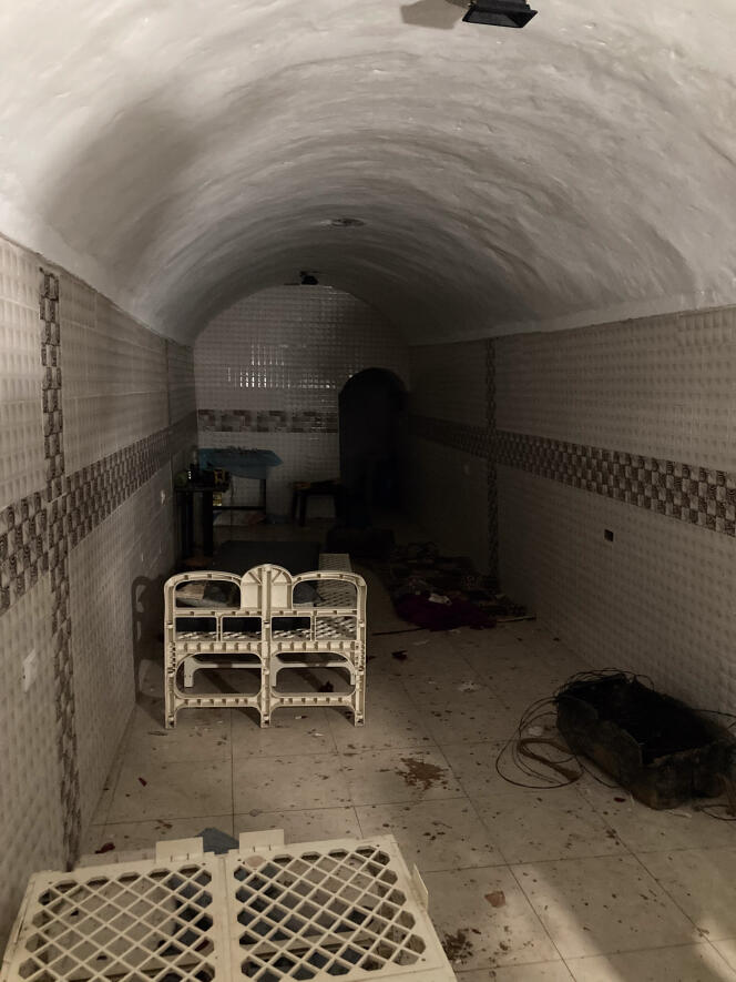 Secondo quanto riferito, gli ostaggi erano ospitati in una stanza in questo tunnel scoperto dall'esercito israeliano a Khan Yunis nella Striscia di Gaza e mostrato ai giornalisti il ​​4 febbraio 2024.