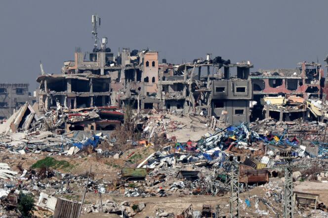 Des ruines de bâtiments dans la bande de Gaza, vues depuis le sud d’Israël, le 7 février 2024.